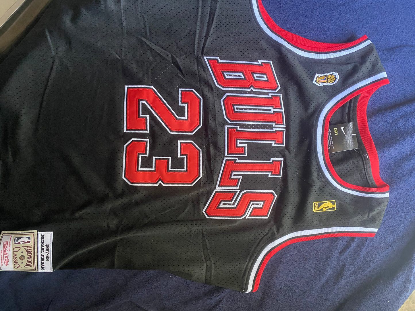 Michael Jordan #23 Chicago Bulls ‘97-‘98 NBA Finals Basketball Jersey SKU# MJ23CBBJ97-98XL